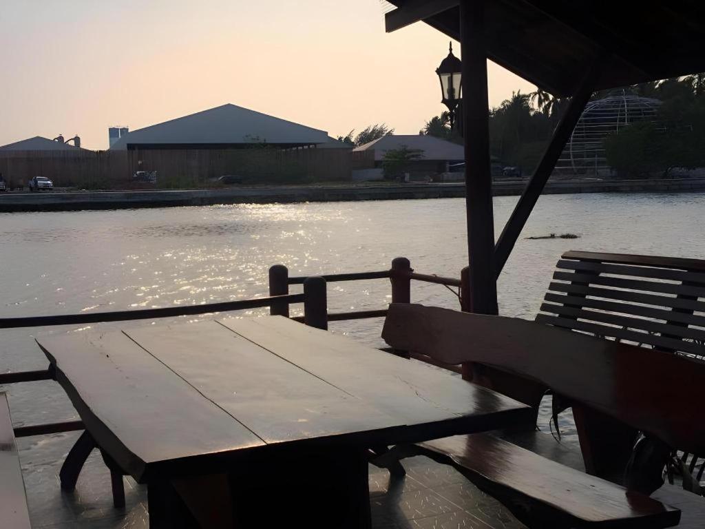 Ruennamyen Resort Amphawa Szamutszongkhram Kültér fotó